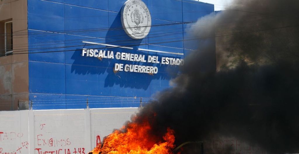 Normalistas Atacan la Fiscalía-8