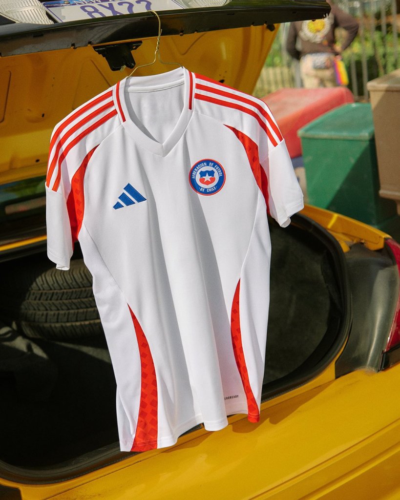 Nuevos detalles en rojo en su jersey