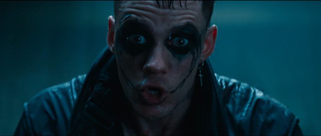 Bill Skarsgård inicia una venganza brutal en el primer tráiler del reboot de 'The Crow'