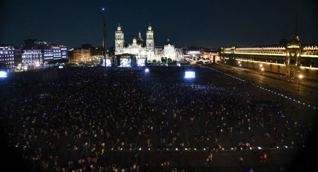 Julieta Venegas y sus mensajes por las mujeres y desaparecidos en el Zócalo