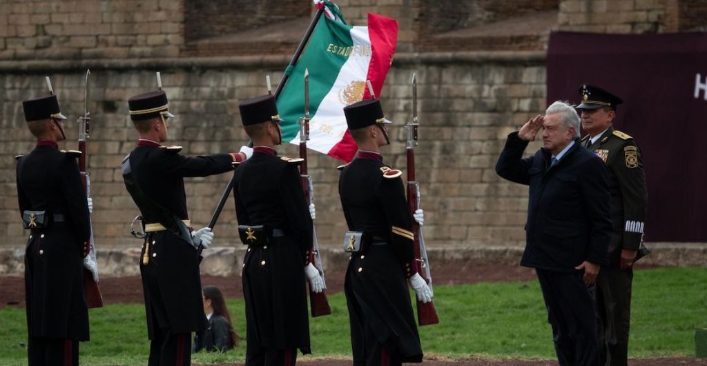 AMLO asegura que nunca dijo que regresaría al Ejército a los cuarteles.