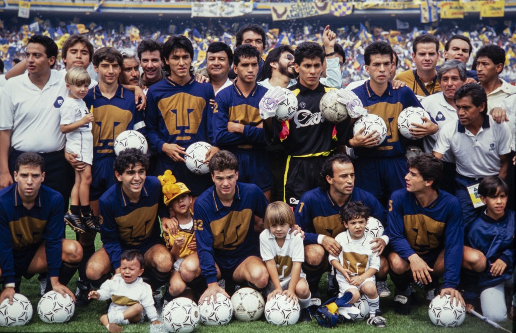 Puras leyendas y puros crack en estos Pumas retro