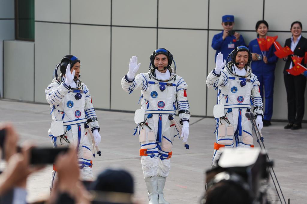 Misión espacial china Shenzhou-18 despega con éxito a la estación espacial Tiangong.