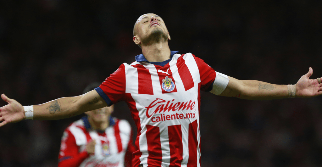 El hijo pródigo de Chivas: Revive el gol de Chicharito en su casa y antes su gente