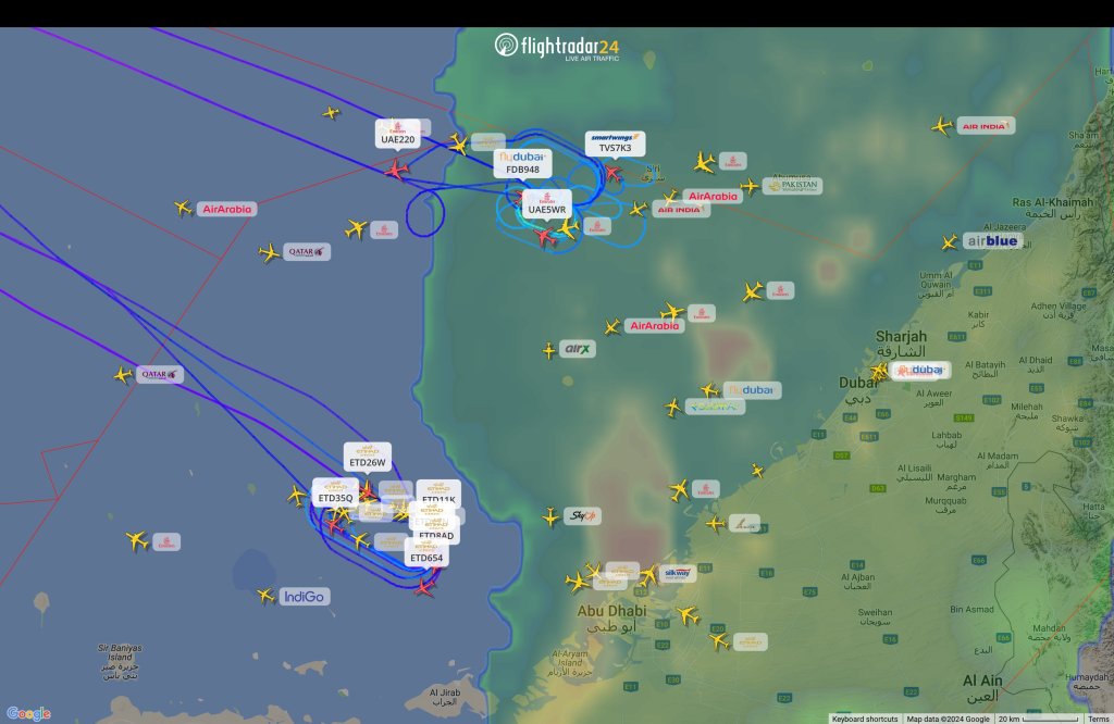 Inundaciones provocaron que el aeropuerto de Dubai cerrara de manera temporal.