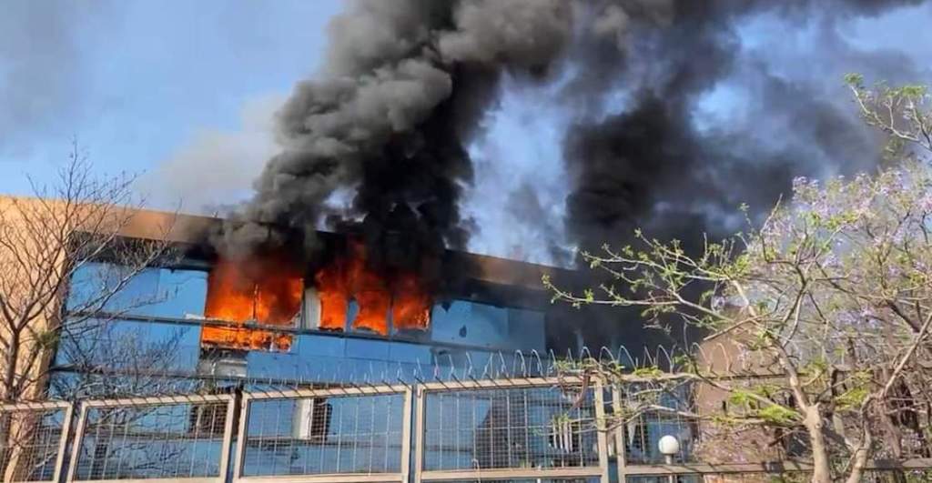 Normalistas incendian palacio de gobierno en Chilpancingo.