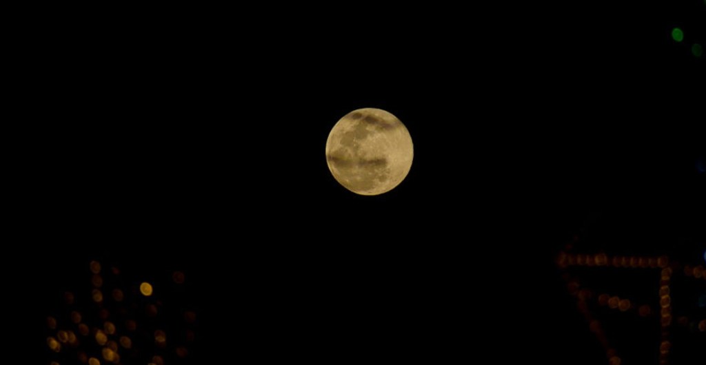 luna-rosa-cielo-noche-nasa