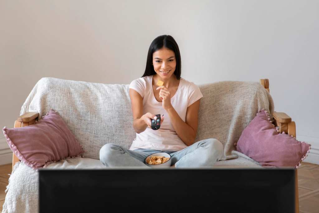 mujer viendo tv