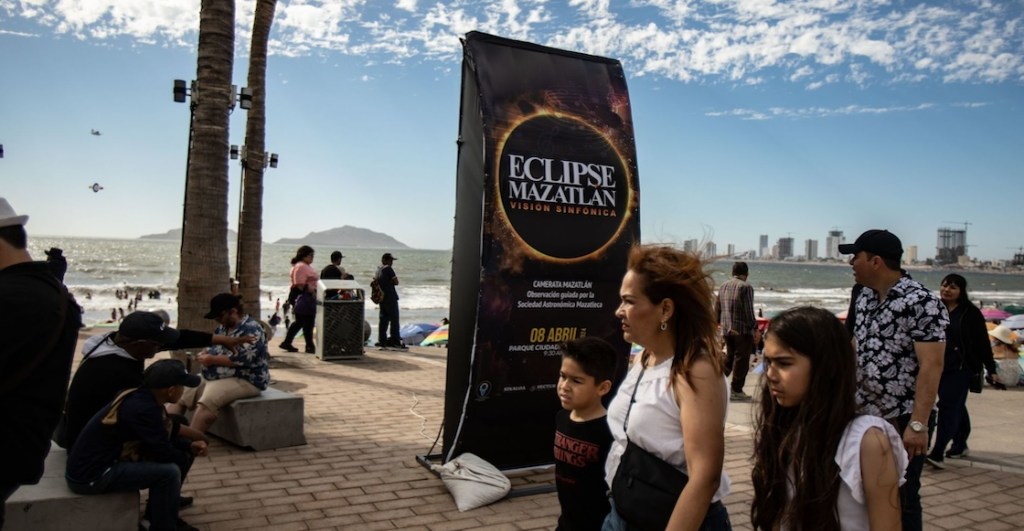 Fotos y videos del momento en que se oscurece Mazatlán en el eclipse de Sol