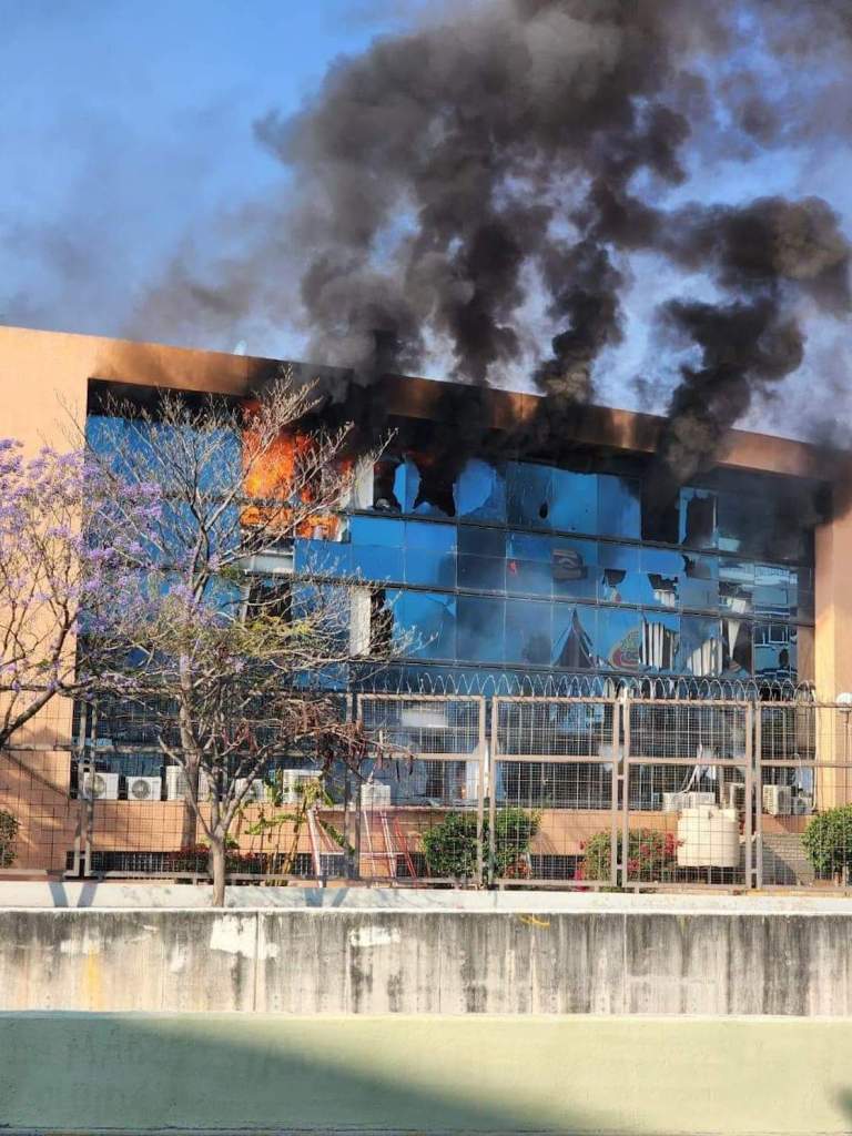 Normalistas incendian palacio de gobierno en Chilpancingo.