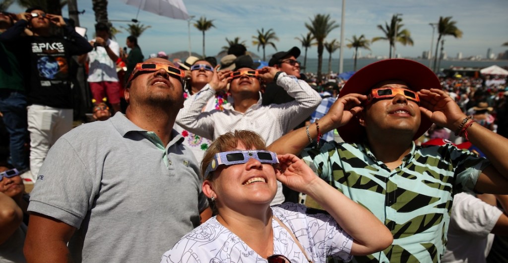 Fotos y videos del momento en que se oscurece Mazatlán en el eclipse de Sol