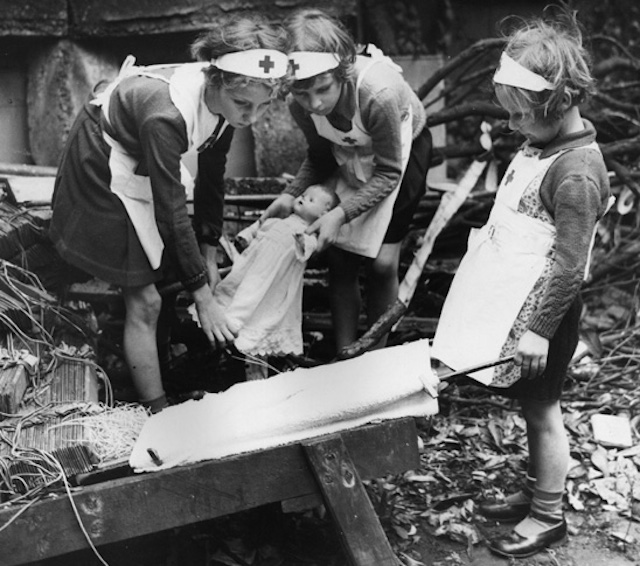 ww2_first_aid_with_dolls