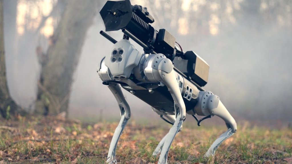 Perro robot con lanzallamas.