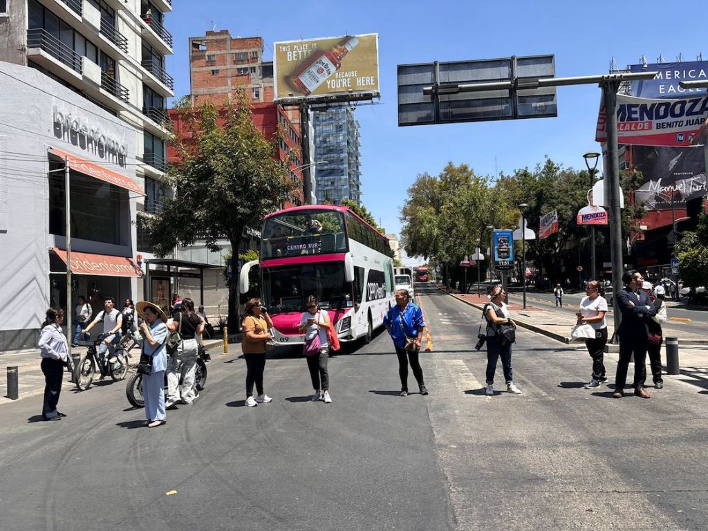 Vecinos de la Benito Juárez se cansan del agua contaminada.