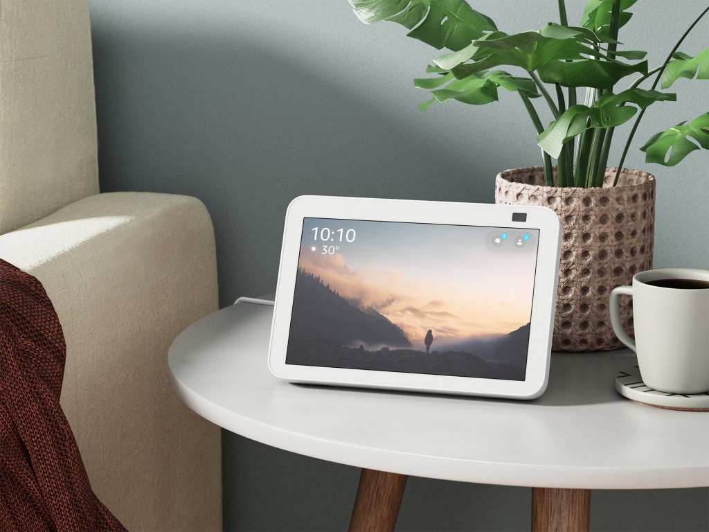 Amazon presenta el Echo Show 8 de siguiente generación en México - echo-show-8-glacier-white-side-table-1024x768