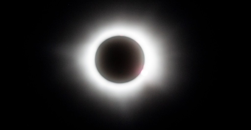 Fotos y videos del momento en que se oscurece Mazatlán en el eclipse de Sol