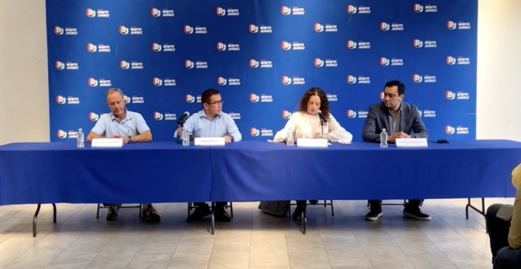 La conferencia de prensa por el asunto del agua contaminada en la Benito Juárez.