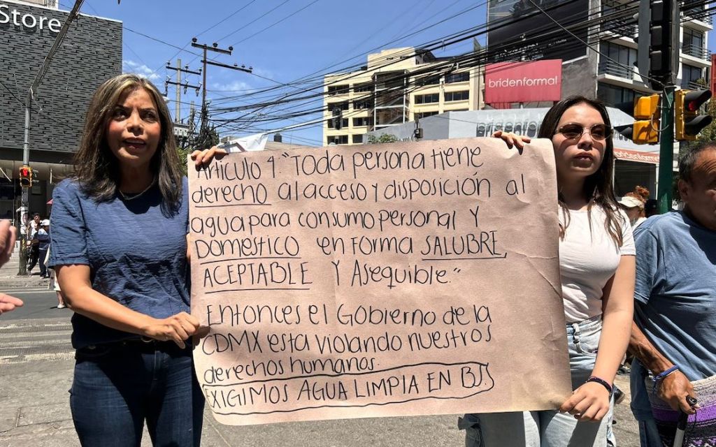 Vecinos de la Benito Juárez se cansan del agua contaminada.