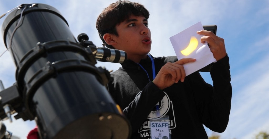 Fotos y videos del momento en que se oscurece Mazatlán en el eclipse de Sol