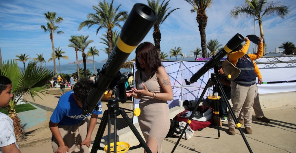 Fotos y videos del momento en que se oscurece Mazatlán en el eclipse de Sol