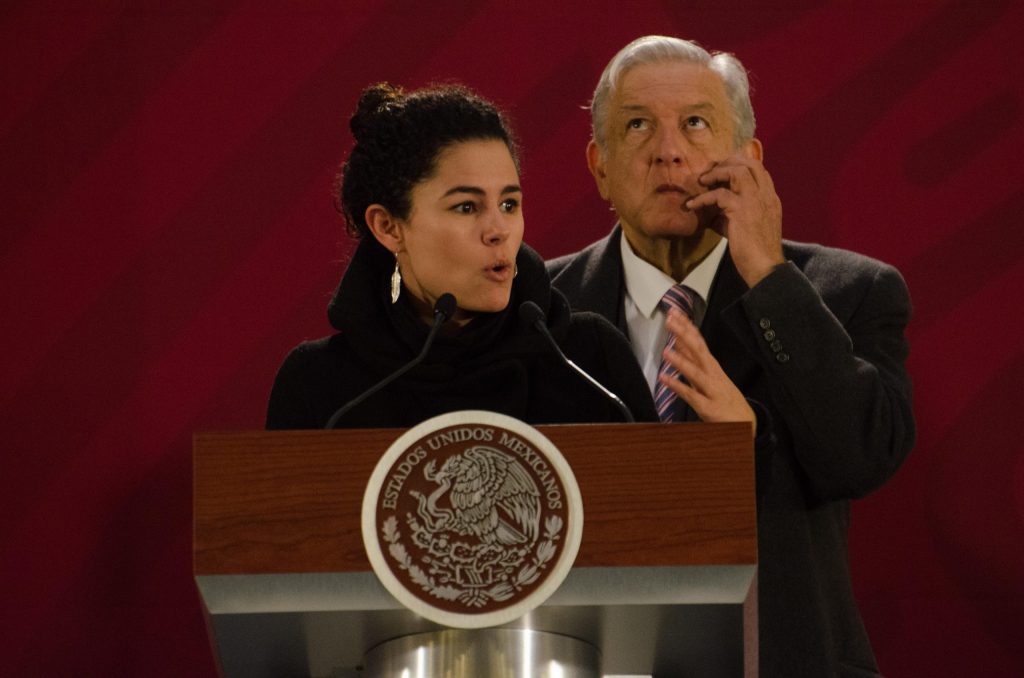 CIUDAD DE MÉXICO, 22AGOSTO2018.- Luisa María Alcalde, secretaria de secretaria del Trabajo, y Andrés Manuel López Obrador, presidente de México, durante su conferencia matutina para dar el anuncio de que se brindará con programas de apoyo y becas en municipios con altos índices de robo de combustible (huachicole) para disminuir el índice de este delito.