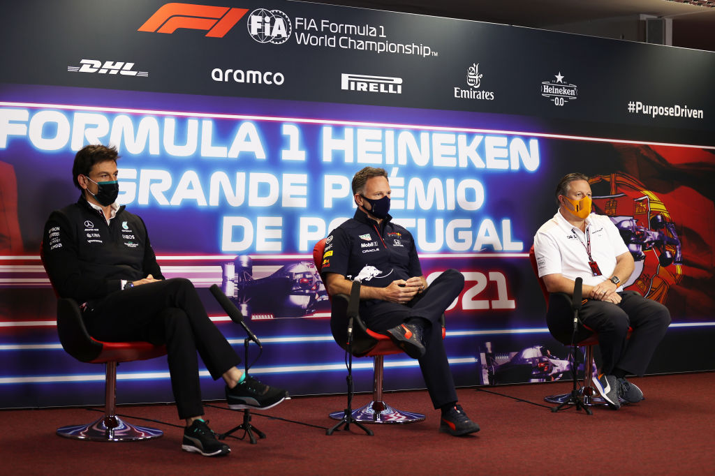 Zak Brown, Toto Wolff y Christian Horner en conferencia