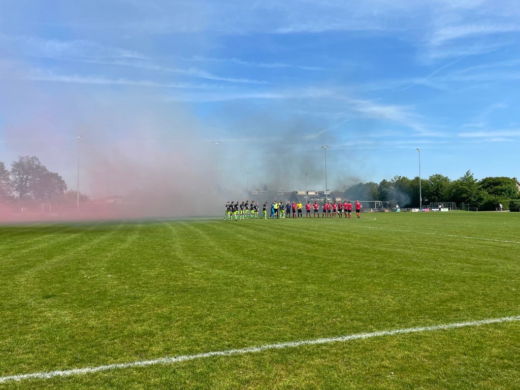 Árbitro festeja título de un equipo tras expularle 3 jugadores al rival