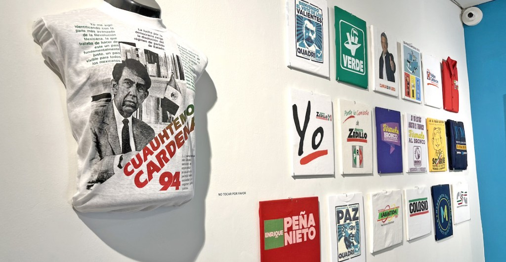 Playeras en la exposición de propaganda política en el MODO.