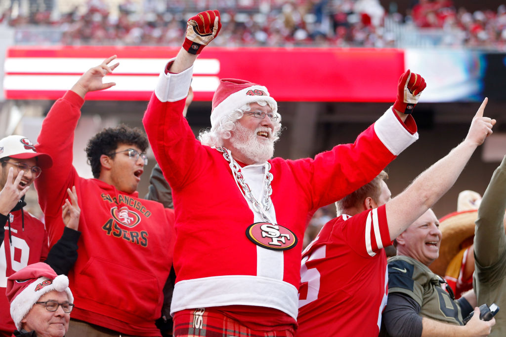 Los disfraces de Santa no faltan en los partidos de Navidad