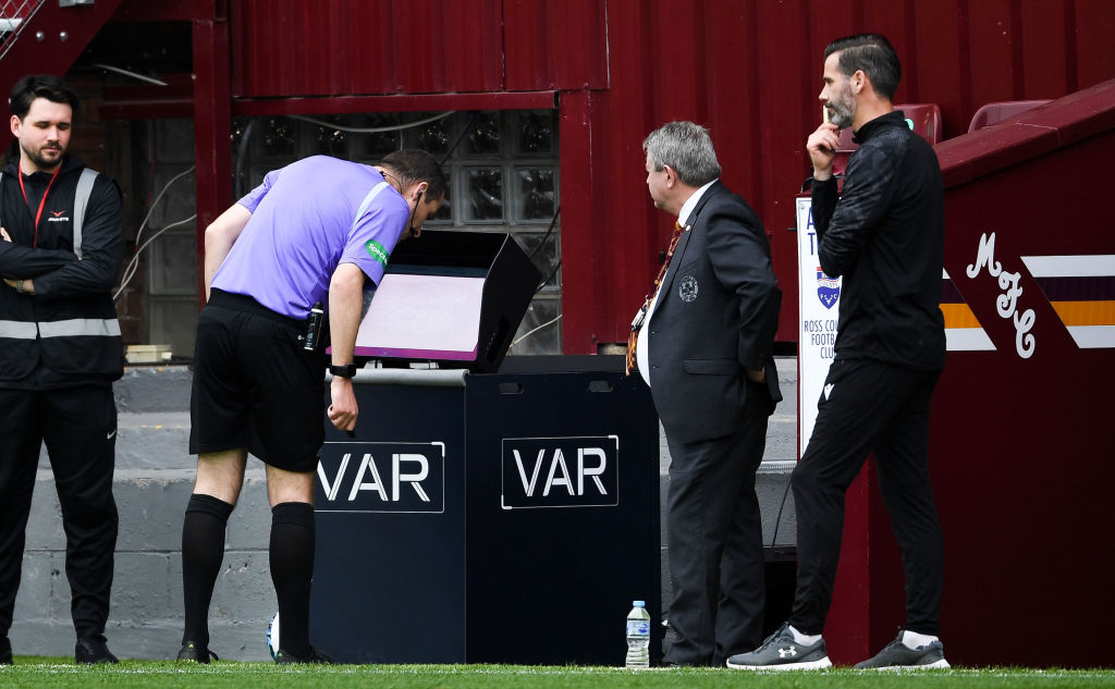 VAR a petición de entrenadores