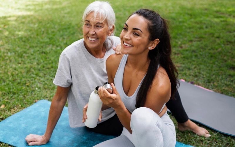 madre e hija haciendo yoga