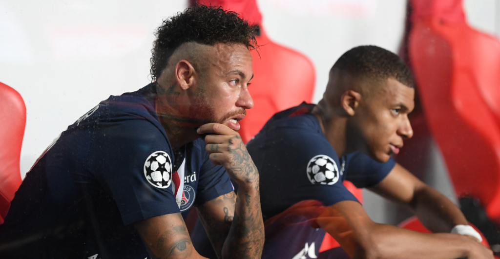 Neymar con pie y medio fuera del PSG