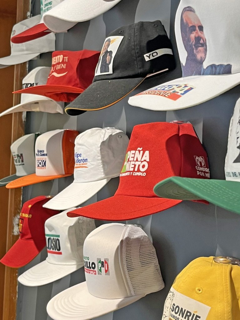 Gorras en la exposición de propaganda política en el MODO.