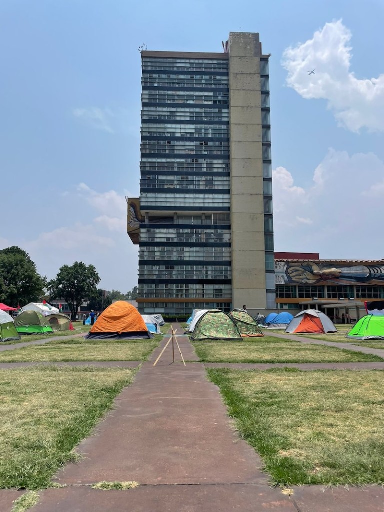 "Tenemos el corazón para que las cosas sean diferentes": Así se vive el campamento de la UNAM en apoyo a Palestina