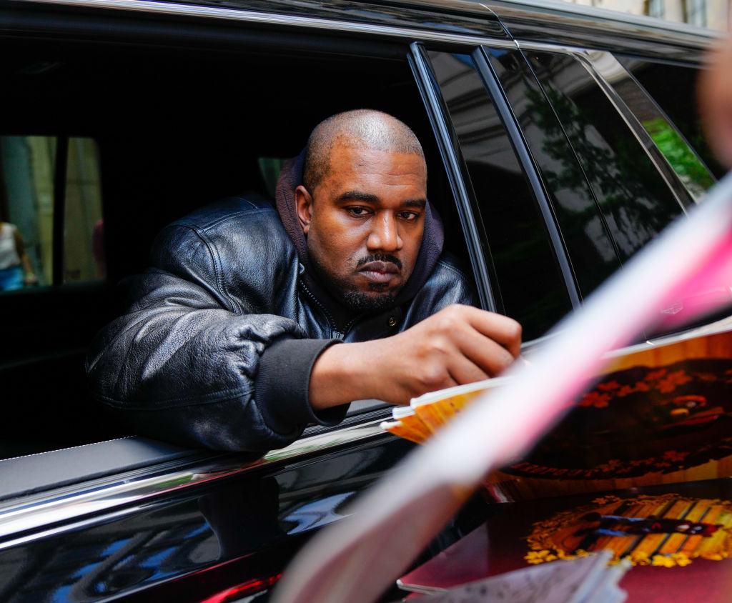 Empleados demandan a Kanye West por racismo y explotación laboral