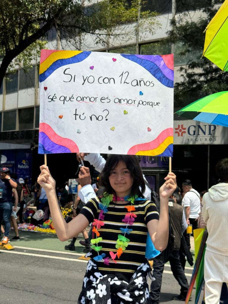 Niña muestra una pancarta a favor de la comunicad LGBT.