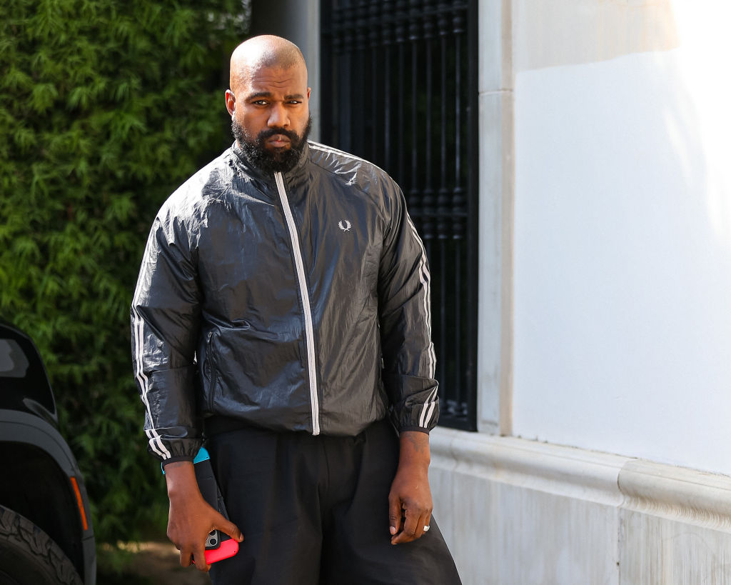 Empleados demandan a Kanye West por racismo y explotación laboral