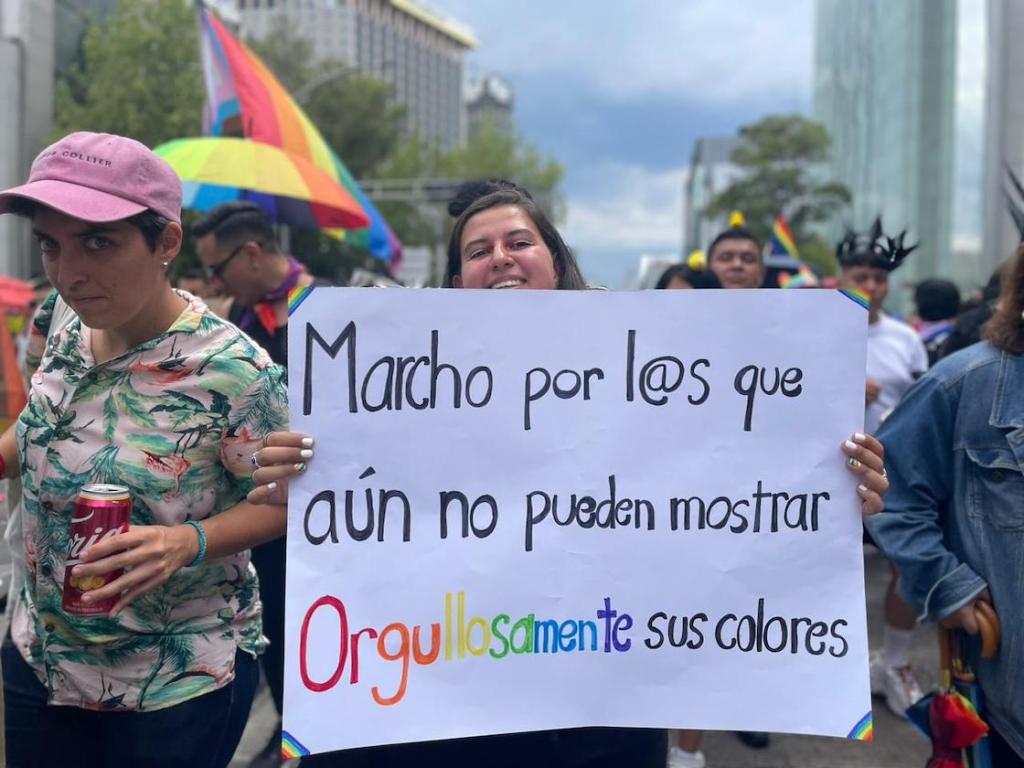 Asistente mostrando pancarta en la Marcha LGBT.