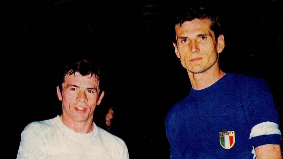 Ilija Petković y el italiano Giacinto Facchetti, previo a la final de la Euro 1968